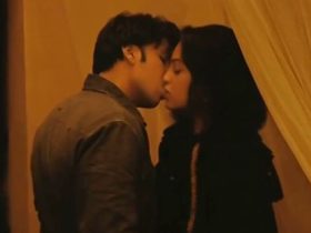 Sonakshi Sinha Hot Kissing Sex Scenes in Lootera Movie